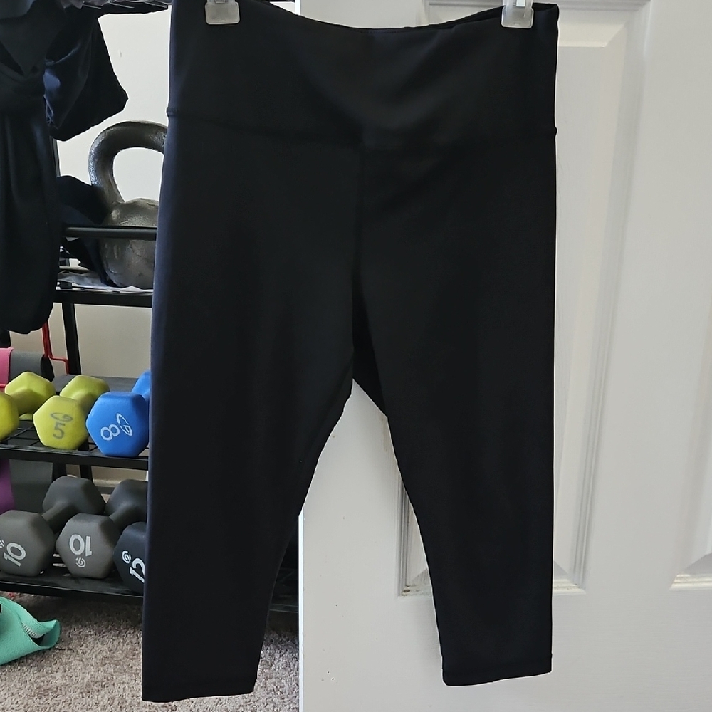 Zyia Womens Black Capri Leggings